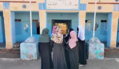 طالبات أمام مدرسة أبو ستة التي تعرضت للقصف.