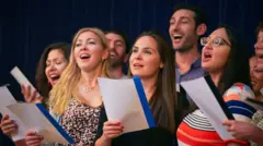 Grupo de gente cantando