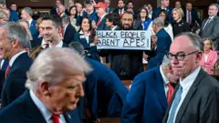 El representante de EE. UU. Al Green (D-TX) protesta mientras el presidente Donald Trump llega para dar el discurso del Estado de la Unión durante una sesión conjunta del Congreso en el Capitolio el 24 de febrero de 2026 en Washington, DC. (Foto de Kenny Holston-Pool/Getty Images)