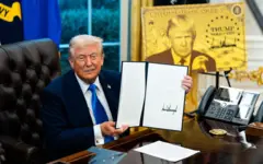 Tổng thống Mỹ Donald Trump ký các sắc lệnh hành pháp tại Phòng Bầu dục vào ngày 19/9, bao gồm sắc lệnh hành pháp thiết lập “Thẻ Vàng Trump” và đưa ra mức phí 100.000 USD cho thị thực H-1B. “Thẻ Vàng Trump” là một chương trình thị thực cho phép công dân nước ngoài được thường trú và có lộ trình trở thành công dân Hoa Kỳ. 