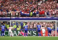 Kale önünde görüntü, gol anı.