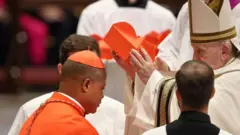 Mgbe Popu Francis mere Bishọp Peter Ebere Okpaleke kadịnal n'afọ 2022
