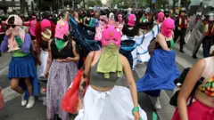 Iri tegeko rishasha ryakirijwe yompi n'amashirahamwe aharanira uburenganzira bw'abagore muri Mexique (isanamu yo mu bubiko)