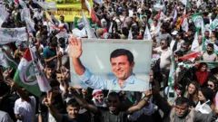 تصویر دمیرتاش در یک تجمع سیاسی