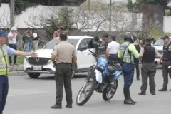 Policiais ao redorgloboesporte com globoesporte comcarro atingido na janela