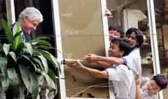 Một số người dân Hà Nội chào đón Tổng thống Bill Clinton khi ông thăm Hà Nội vào năm 2000