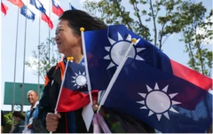 Một người phụ nữ cầm cờ trong lễ kỷ niệm 130 năm thành lập đảng đối lập lớn nhất Đài Loan, Quốc Dân Đảng (KMT), tại Đào Viên, Đài Loan ngày 24/11/2024