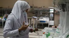 ایک نرس اپنا کام کر رہی ہیں