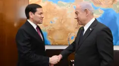 Umushikiranganji ajejwe imigenderanire wa Amerika Marco Rubio (i bubamfu) n'umushikiranganji wa mbere wa Israel, Benjamin Neyanyahu (i buryo).