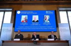 Imagem mostra evento para divulgação dos vencedores do prêmio Nobel de Física de 2025