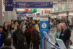 Muchas personas en un aeropuerto.