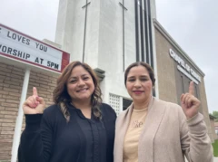 A pastora Irene Ramírez e Dora Sánchez na frente da igreja Chapel of Change de Paramount