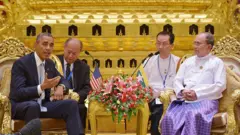 သမ္မတဦးသိန်းစိန်ဘေးမှာမြင်တွေ့ခဲ့ရတဲ့ ဦးအောင်ကို 
