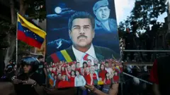 Mujer protesta con una ficha de Maduro