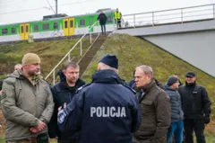 Autoridades junto al tren