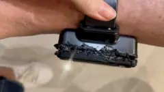 Imagem da tornozeleira eletrônica de Bolsonaro danificada.