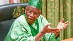 Ganduje ya ce yana son taimakon ma'aikatan da gwamnatin Kano ta kora.