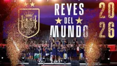 Los jugadores de España celebran en un escenario en la plaza de Cibeles de Madrid el 20 de julio de 2026, un día después de ganar su segundo título mundial tras una victoria por 1-0 ante Argentina.
