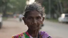 अपने माओवादी बेटे नवीन उर्फ हूंगा का शव लेने आई माड़वी देवे