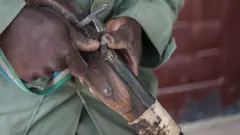 መሳሪያ የያዘ ሰው