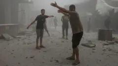 فلسطينيون يتفاعلون أثناء تفقدهم الأضرار في موقع غارة إسرائيلية على منزل في مدينة غزة.