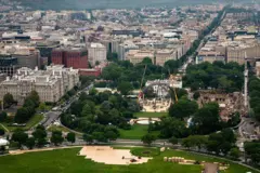 Una vista panorámica de Washington DC en la que se ve en el centro la estructura que se construye en el jardín sur de la Casa Blanca.