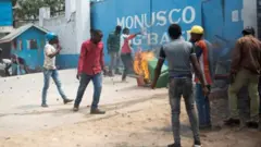Abigaragambya imbere y'inyubako ya MONUSCO, bacanye umuriro