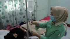 Seorang perawat memeriksa infus pasien yang sedang menjalani rawat inap di Rumah Sakit Umum Yarsi di Pontianak, Kalimantan Barat, Selasa (14/5).