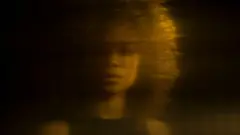 Le visage flouté d'une femme