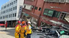 Para petugas pemadam kebakaran berupaya menyelamatkan korban yang terperangkap reruntuhan bangunan di Hualien setelah gempa melanda Taiwan, Rabu (03/04).