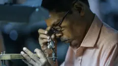 सुरतमध्ये हिऱ्यावर काम करणारे एक कर्मचारी