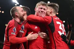 Maanchister duubaa ka'uun Aston Viilaa 3-2n mo'ate