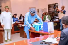 Govnor Fubara as e preeent di 2026 appropriation bill for di State Assembly bifor si Speaker