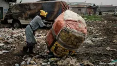 Obinrin kan ti n ṣa idọti