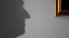 senka muškarca na zidu