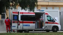 Kola Hitne pomoći na ulici otvorenih vrata, radnik čeka ispred vrata