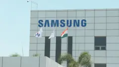 சாம்சங் இந்தியா நிறுவனத்துக்கு எதிராக தொழிலாளர்கள்