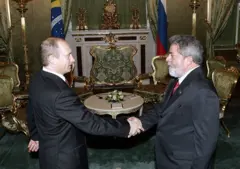 Vladimir Putin e Lula apertam as mãos em encontro em 2005