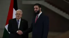 الرئيس الفلسطيني محمود عباس مع رئيس المرحلة الانتقالية في سوريا أحمد الشرع