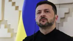 ولودمیر زلنسکی، رئیس جمهوری اوکراین. لباس سیاه به تن کرده.