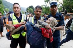 Un deslave en la frontera entre Nepal y Tíbet deja al menos 31 fallecidos y centenares de desaparecidos, entre ellos 291 turistas extranjeros