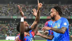 Chancel Mbemba, capitaine de la RD Congo, regarde vers le ciel