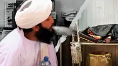 Une image composite montrant un homme crachant de l'eau par la bouche, superposée à l'image d'une femme allongée dans un hôpital et à une image de boîtes et de flacons de médicaments.