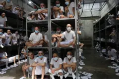 Presos en una celda de la megacárcel de Cecot en El Salvador, en enero de 2026.