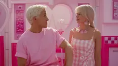 Margot Robbie e Ryan Gosling contracenam em 'Barbie'