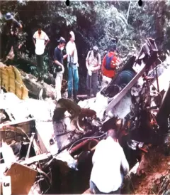 Destroços do avião da Alas Chiricanas espalhados pelo morro Santa Rita, no Panamá, após a aeronave explodir em pleno voo em 19 de julho de1994