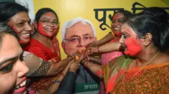 पटना में नतीश कुमार की समर्थक महिलाएँ