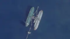 Fotografía satelital del petrolero Skipper transfiriendo crudo a otro buque en el océano.