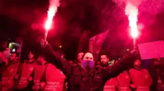 3월 23일 수도 앙카라에서 조명탄을 들고 시위하는 사람들