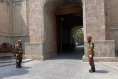 د افغانستان ارګ ودانۍ مخې ته دوه ساتونکي ولاړ دي